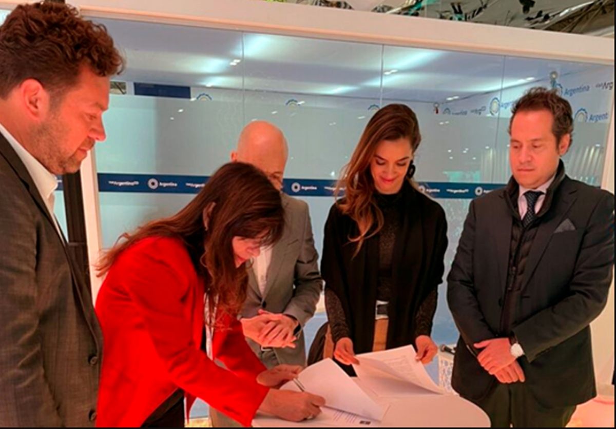 Matías Sket, Patricia Durán Vaca, Juanma Fernández, Yanina Martínez e André Ibañez, firmando el convenio entre Aegve y AOCA.