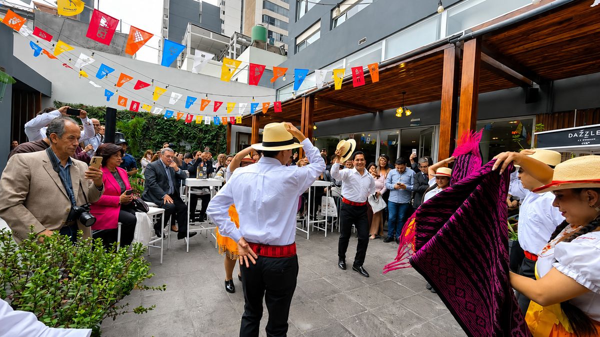 El evento de Cuenca en Lima incluyó presentaciones culturales. El evento de Cuenca en Lima incluyó presentaciones culturales.