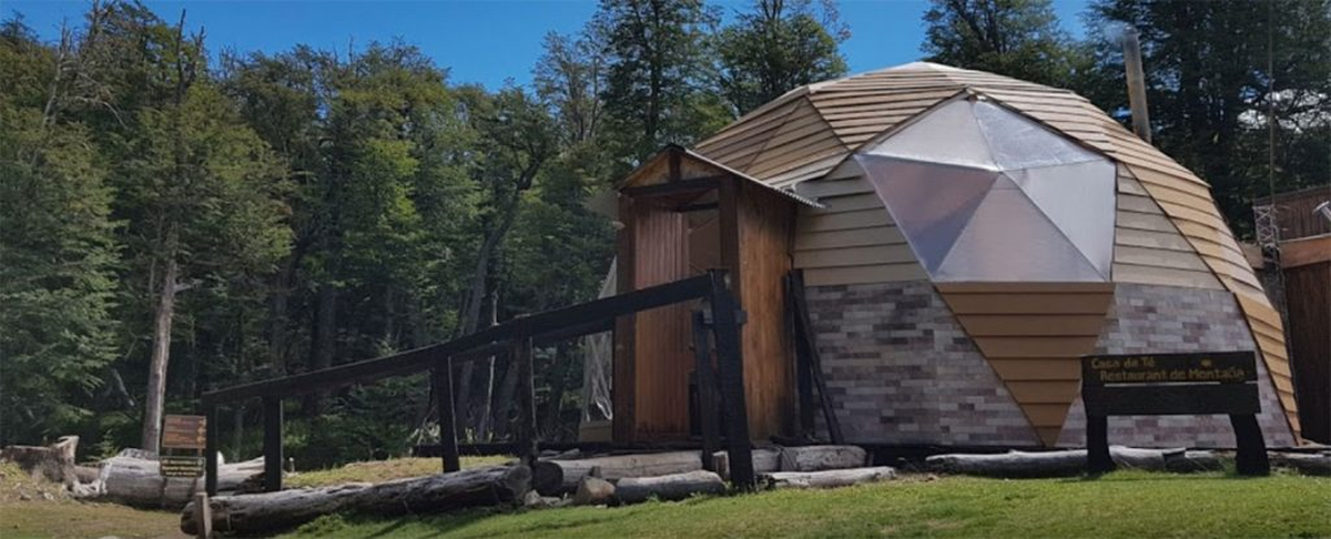 El Refugio Neumeyer ofrece hermosos paisajes durante un trekking con toda la familia este verano 2023 en Bariloche.
