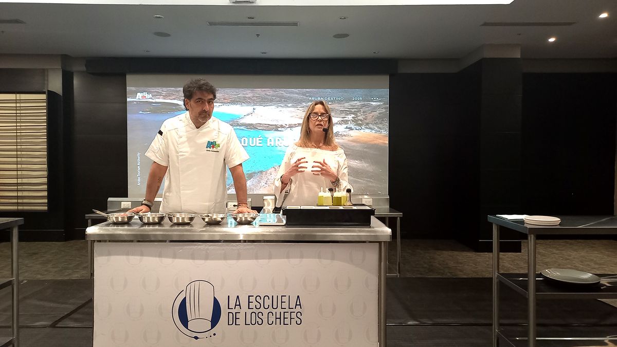 El chef Chris Carpentier junto con Claudia Delgado, representante comercial de la Autoridad de Turismo de Aruba.