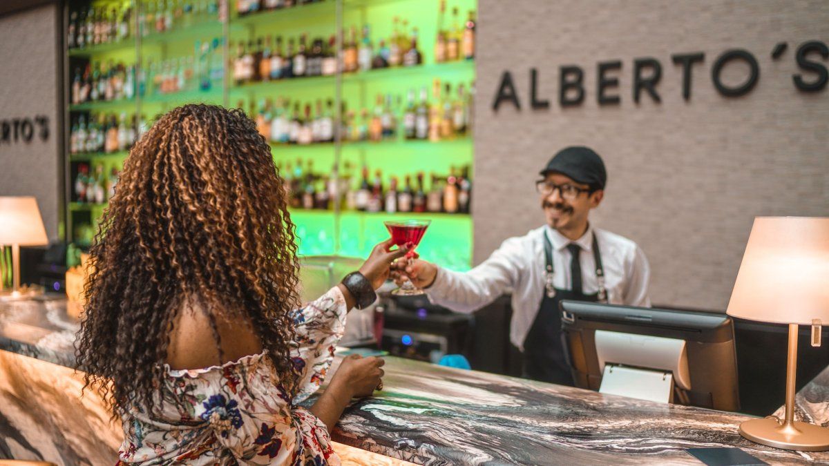 Escapadas aHilton Buenos Aires: Alberto´s Lobby Bar combina cócteles artesanales, saboresinternacionales y un servicio cálido.