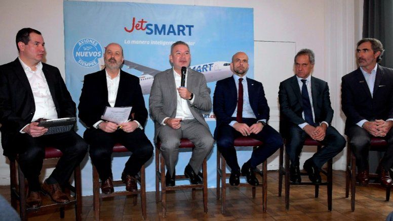 Víctor Mejías, Federico Sturzenegger, Estuardo Ortíz, Franco Mogetta, Danie Scioli y Gonzalo Pérez Corral, en la presentación de JetSMART.