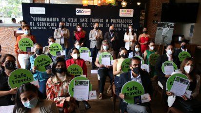 Actores del sector turismo de Querétaro con su nueva certificación.