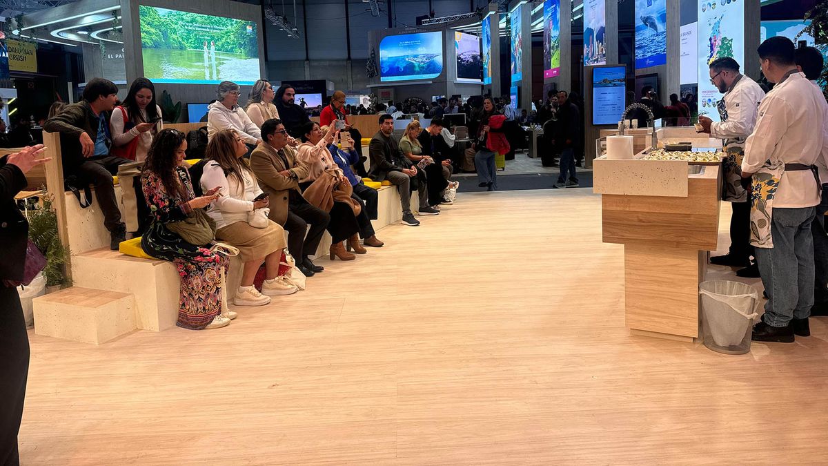 Exhibición de comida ecuatoriana en el stand de Ecuador en el Fitur.