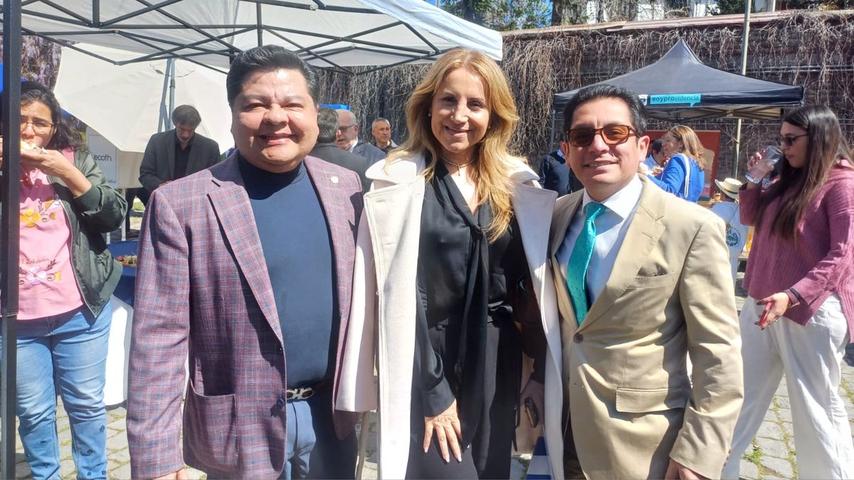 El embajador de El Salvador, Mauricio Peñate, junto a Maeva Riroroco de la Cámara de Turismo de Rapa Nui e Ivan Aybar de la embajada de Perú. 