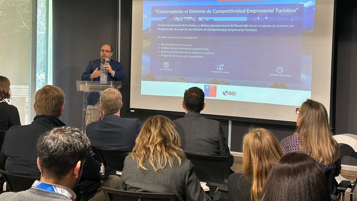 El director nacional de Sernatur, Cristóbal Benítez, durante su presentación. 