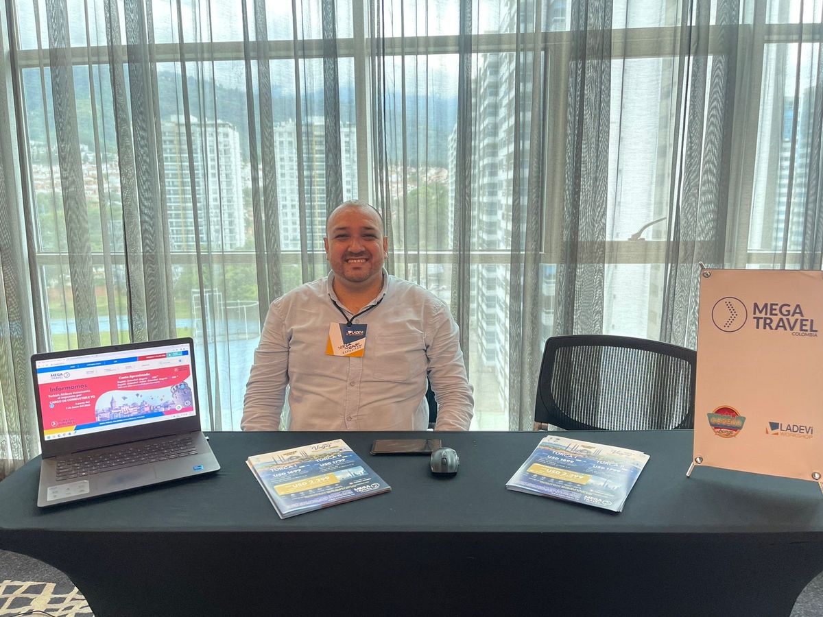 Equipo comercial de Mega Travel en el Workshop de Ladevi en Bucaramanga.