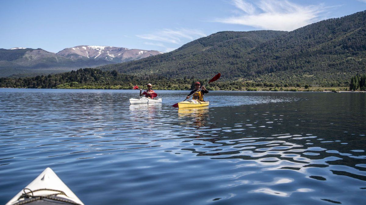 Los lagos de San Martín de los Andes se disfrutan aún más en kayak. 
