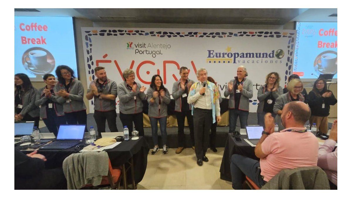 Luís García, fundador de Europamundo recibe la camisa alusiva que los guías lucieron durante la 26 convención.