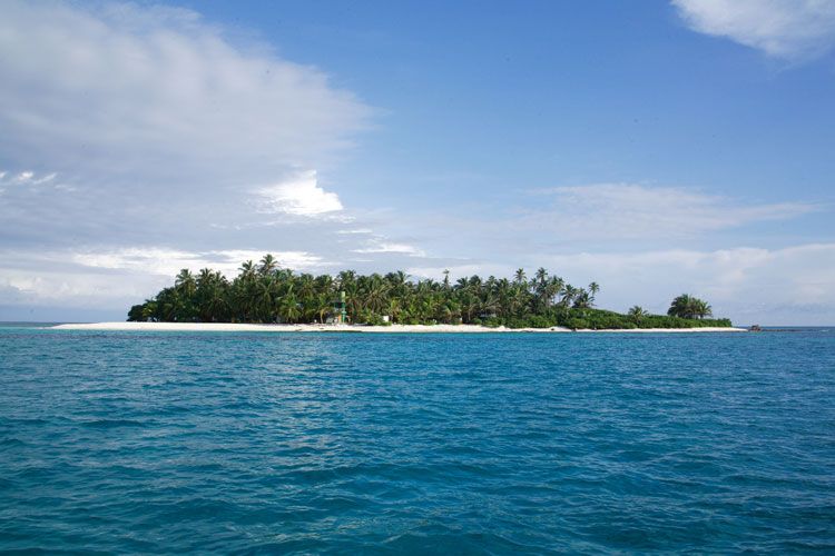 Johnny Cay, cerca de San Andrés, es una pequeña islita con palmeras, recomendada para disfrutar del sol y el mar.