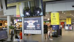 Aeropuerto de Santiago: Pasajeros captaron los daños en monitores de información, tótems de chekin, y los vidrios de un restaurante.