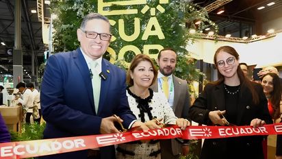 Mateo Estrella, ministro de Turismo; y Wilma Andrade, embajadora de Ecuador en España, durante la inauguración del stand de Ecuador en el Fitur 2025.&nbsp;