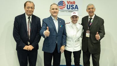 Juan Toselli, presidente del Comité Visit USA; Peter Lamelas, embajador de Estados Unidos en Argentina; su esposa Stephanie Lynn Lamelas; y Alberto Sánchez Lavalle, tesorero del Comité Visit USA.
