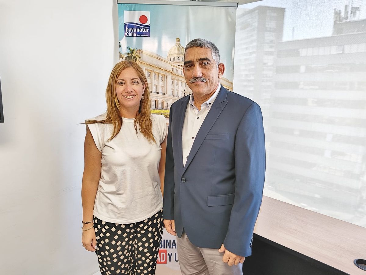 La directora comercial y de ventas de Havanatur Chile, Elizabeth Tolosa, junto a Lázaro Torres, el nuevo gerente general. 