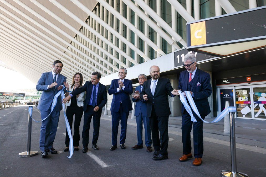 Martín Eurnekian, Paola Tamburelli, Diego Giuliano, el presidente Alberto Fernández, Eduardo Eurnekian, Alejandro Granados y Carlos Lugones Aignasse en el corte de cinta de la terminal, en el Aeropuerto de Ezeiza.&nbsp;