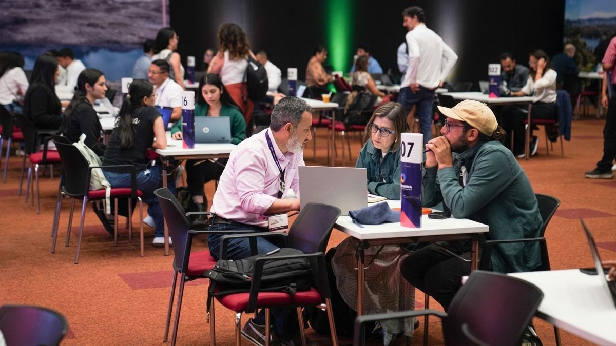 Empresarios y compradores internacionales durante la rueda de negocios del Colombia Nature Travel Mart realizada en el Meta.