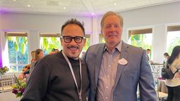 El gerente general de Dream Destinations, Jesús Martínez Trigo; y Jeff van Lageveld, vicepresidente internacional de Ventas y Mercadotecnia para Disney Destinations.