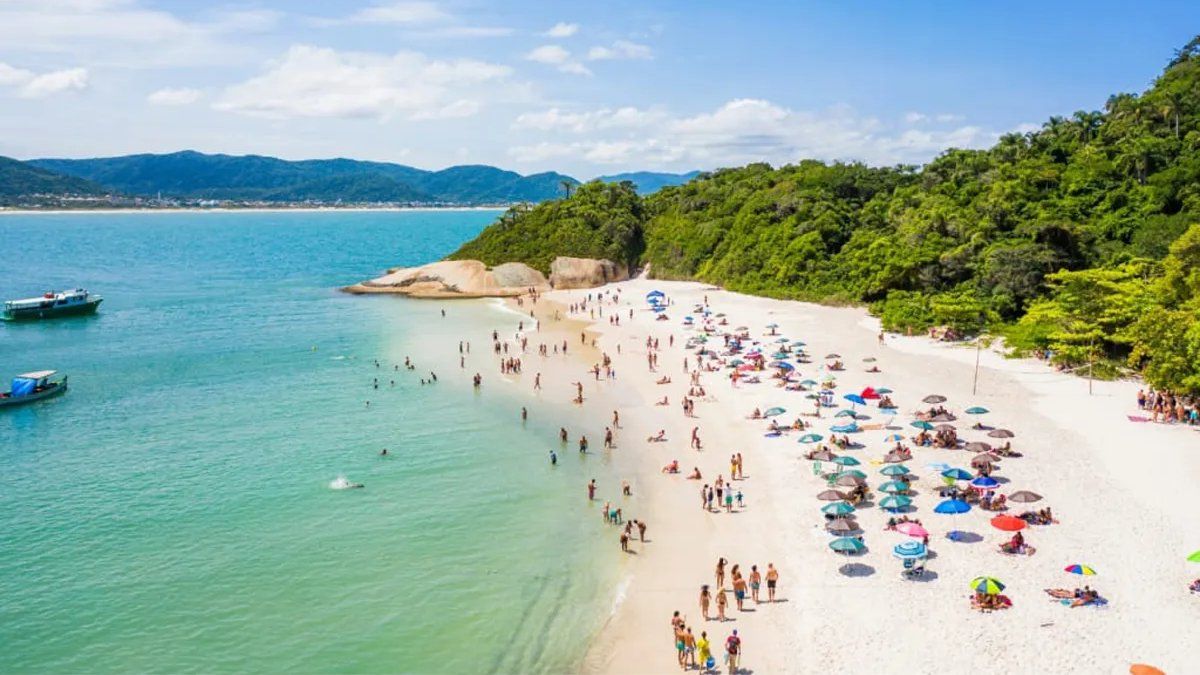 Florianópolis ofrece más de 40 playas, naturaleza y panoramas al aire libre, ideal para combinar aventura y descanso en verano.