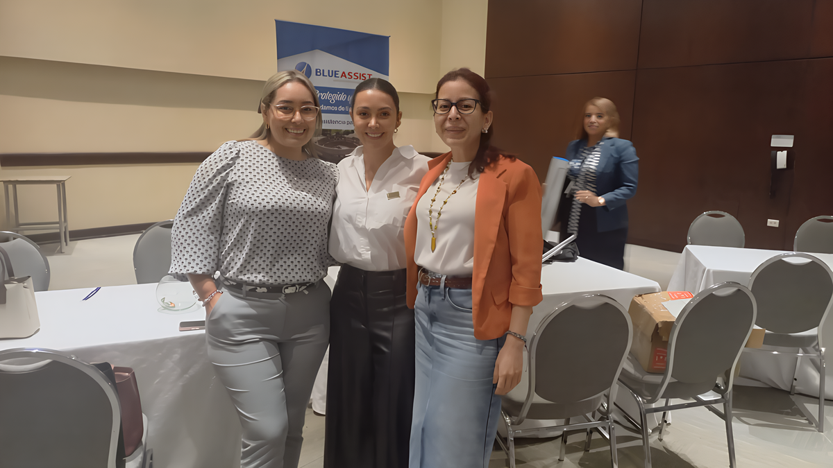 Equipo de Maxitravel posa con Ladevi. Lo encabeza Donna Alvarado, gerente comercial Guayaquil. 