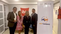 El humorista Jaime Andrés López, quien presentó un espacio de stand up comedy; Mónica Osorio, gerente general de MW Turismo; Claudia Delgado, representante de Ventas de la Autoridad de Turismo de Aruba; y Wilmer Constante, presidente de MW Turismo.