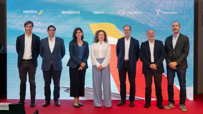 Representantes de Iberia y de las diferentes empresas colaboradoras