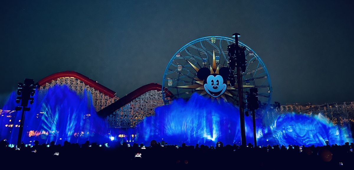 Un nuevo espectáculo debuta en Disneyland Resort como parte de la celebración por el 100° aniversario de The Walt Disney Company. - Ladevi Medios y Soluciones Un nuevo espectáculo debuta en Disneyland Resort como parte de la celebración por el 100° aniversario de The Walt Disney Company.