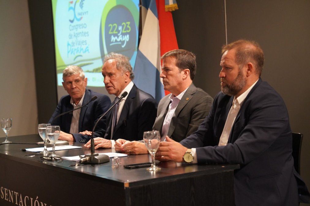 Andrés Deyá y Daniel Scioli en la presentación del 50° Congreso de Agentes de Viajes de Faevyt. La cita será en Paraná.