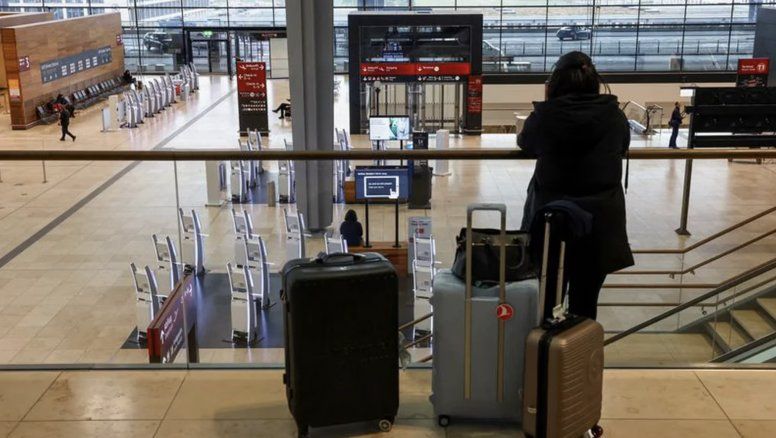 Una viajera con su equipaje esperando tras la cancelación de los vuelos en el aeropuerto de Berlín.