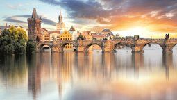 Praga fue conquistadora y conquistada, epicentro de imperios y peón de la Guerra Fría; bombardeada y reconstruida, sitiada y rebelada.