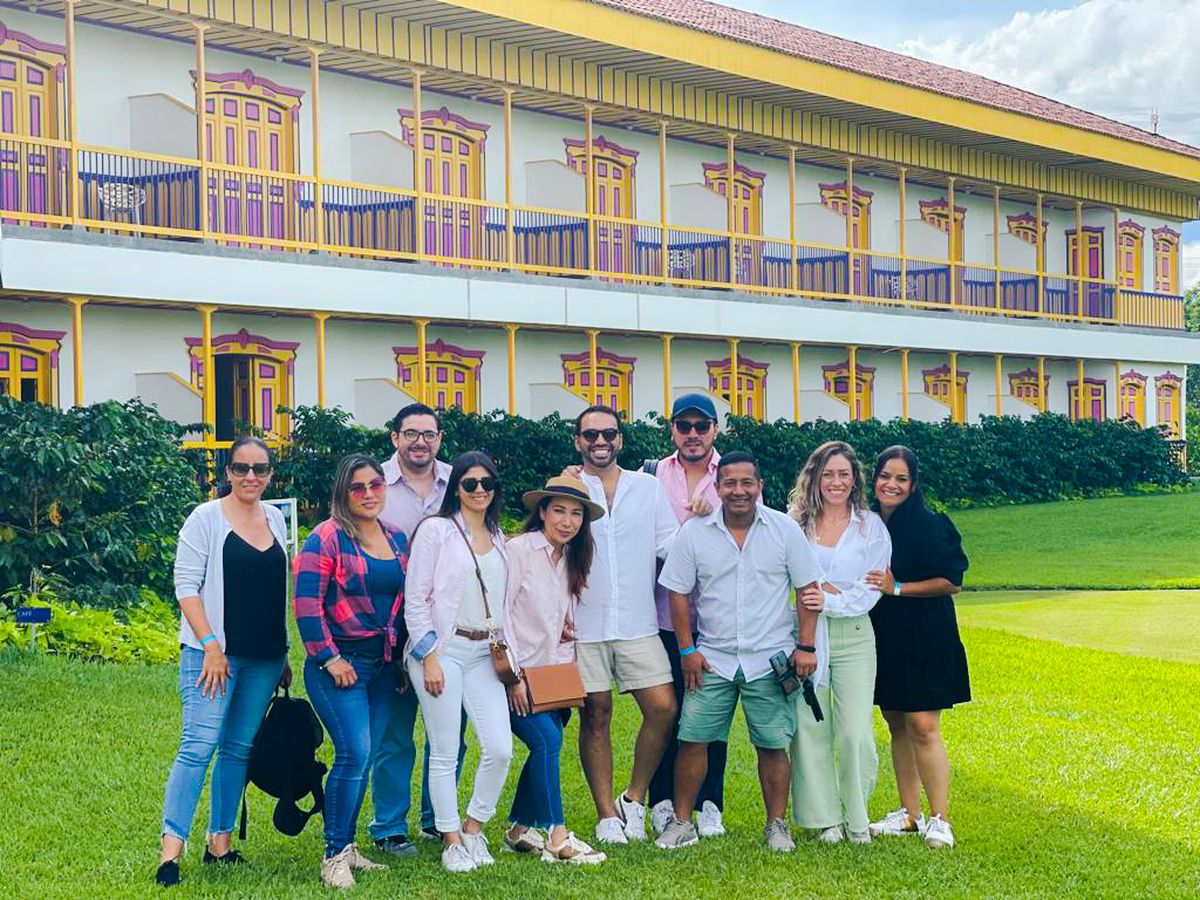 Ronny Rosales, CEO de Ideas Jourey, junto a Wedding Planners en el Hotel Mocawa Resort (Quindío, Colombia). - Ladevi Medios y Soluciones Ronny Rosales, CEO de Ideas Jourey, junto a Wedding Planners en el Hotel Mocawa Resort (Quindío, Colombia).