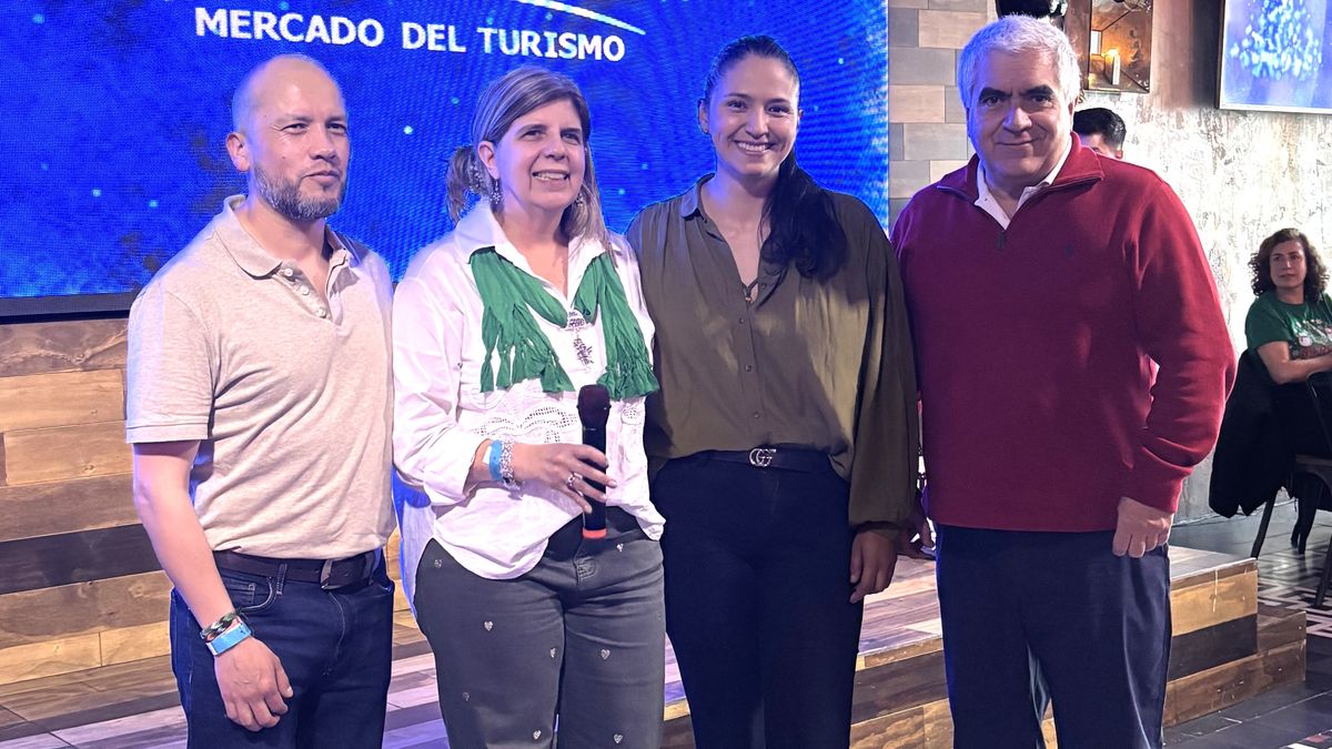 Alicia Maldonado, de Global Mercado del Turismo, junto a los invitados durante la celebración de fin de año.
