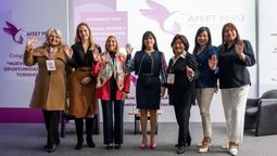 Titular del Mincetur y equipo de Afeet unidas por la labor femenina en el sector turismo.