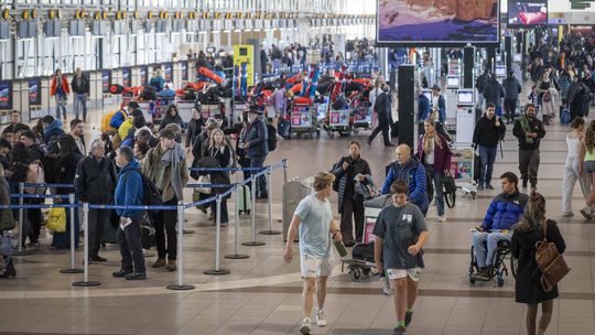 Las movilizaciones de los trabajadores del SAG en el Aeropuerto de Santiago generó retrasos en los vuelos y la salida de los pasajeros. 