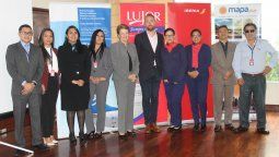 Equipo Lujor junto a representantes de Latam Airlines, Air Europa e Iberia.