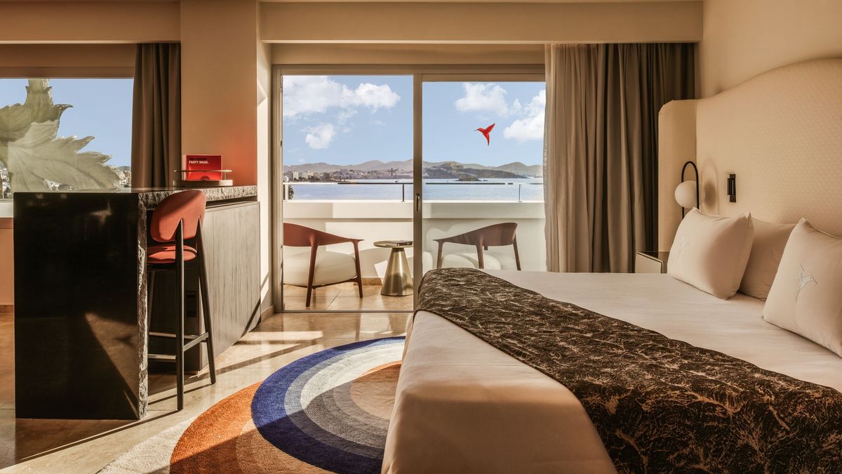Palladium Hotel Group refuerza el posicionamiento de Playa d&rsquo;en Bossa como destino pionero de lujo en Ibiza, Espa&ntilde;a.
