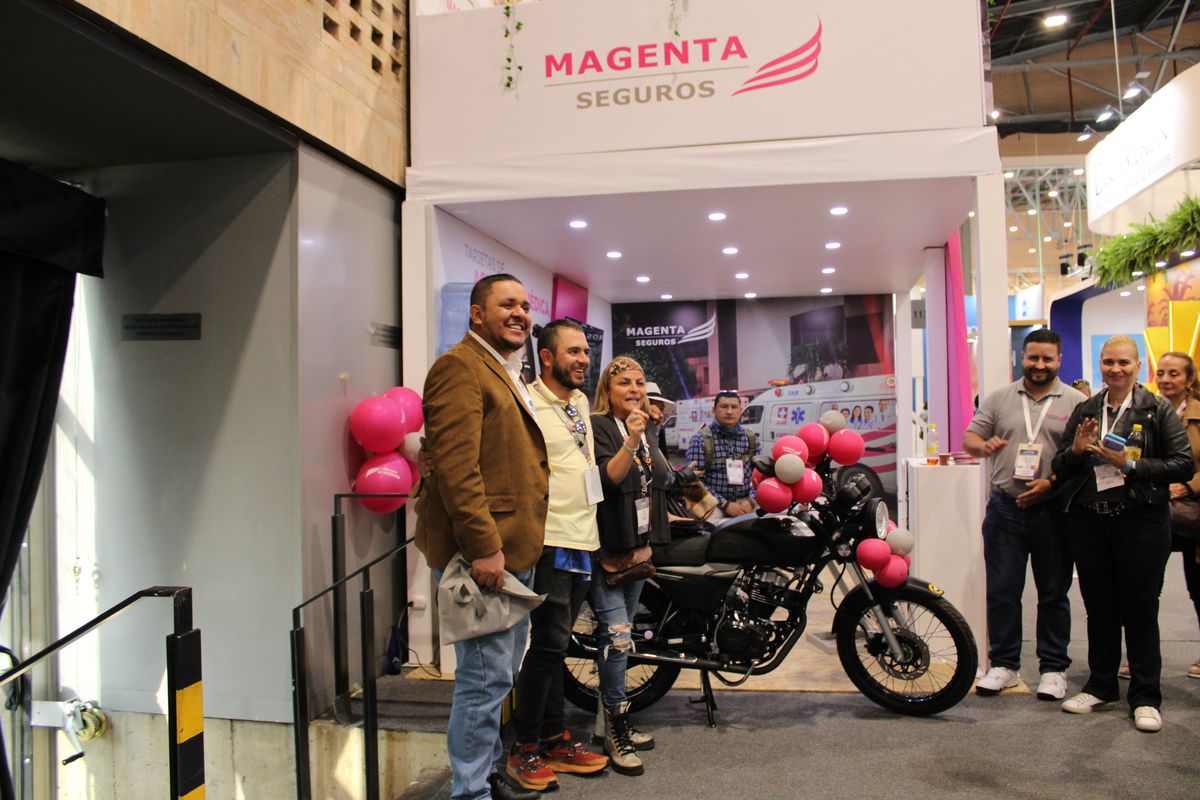 Juan David Pérez, gerente general de Magenta Seguros, junto al ganador del sorteo.