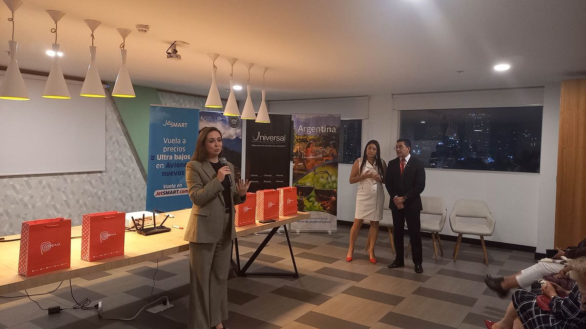 Fanny Thivierge, especialista de Turismo de PromPerú, en evento de Universal de Viajes sobre Sudamérica.