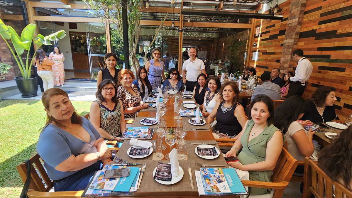 Ingrid del Busto y Rafael Galán junto a las agencias de viajes invitadas.