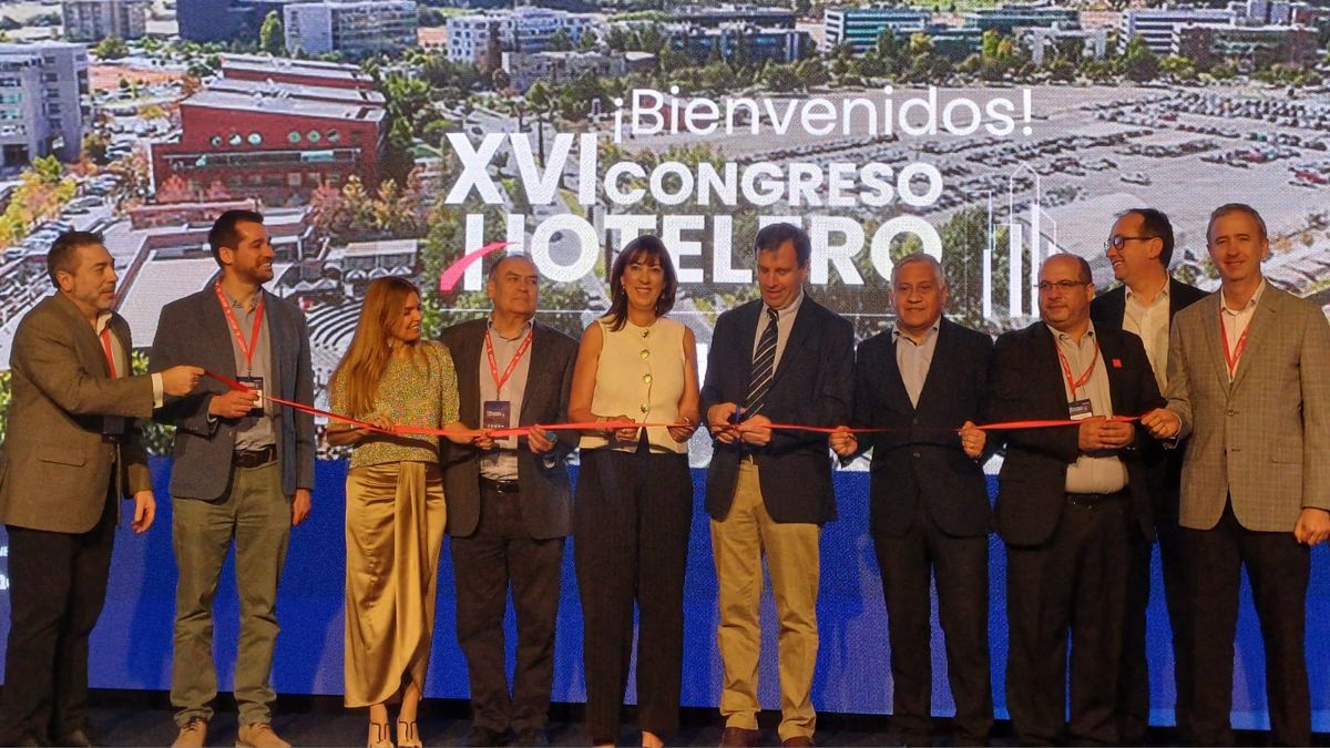 Corte de cinta en la segunda jornada del Congreso Hotelero XVI de 2025.