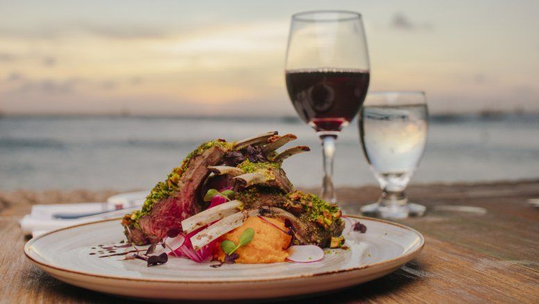 El Holiday Inn Resort Aruba está ubicado en el corazón de Palm Beach a pocos pasos de los centros comerciales y los atractivos nocturnos de la isla.