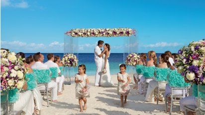 En los Dreams y Secrets Resorts & Spas, Inclusive Collection brinda servicios de alta calidad para las bodas y las luna de miel.