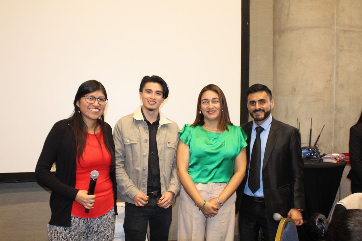 Elva Yañez y Jorge Jayo junto a los mayoristas invitados a la reunión.