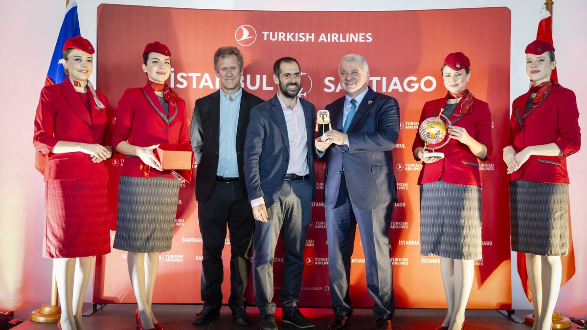 Los ministros de Transportes y de Economía estuvieron presentes en la llegada del vuelo inaugural. 