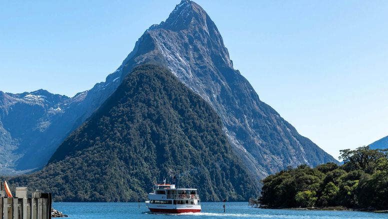 Pe-Tra Operadora impulsa sus programas a través de la llanura desértica y los arrecifes vibrantes Australia, o la posibilidad de descubrir los fiordos imponentes y la cultura llena de vida de Nueva Zelanda. &nbsp;
