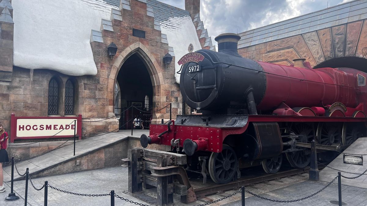 Universal Destinations & Experiences: El Hogwarts Express es una atracción y la vez un medio de transporte que conecta Universal Studios con Isle Of Adventure. Universal Destinations & Experiences: El Hogwarts Express es una atracción y la vez un medio de transporte que conecta Universal Studios con Isle Of Adventure.
