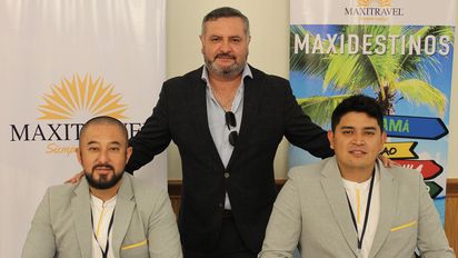 Equipo de la mayorista Maxitravel, presidido por su gerente general, Fidel Murgueytio (centro).