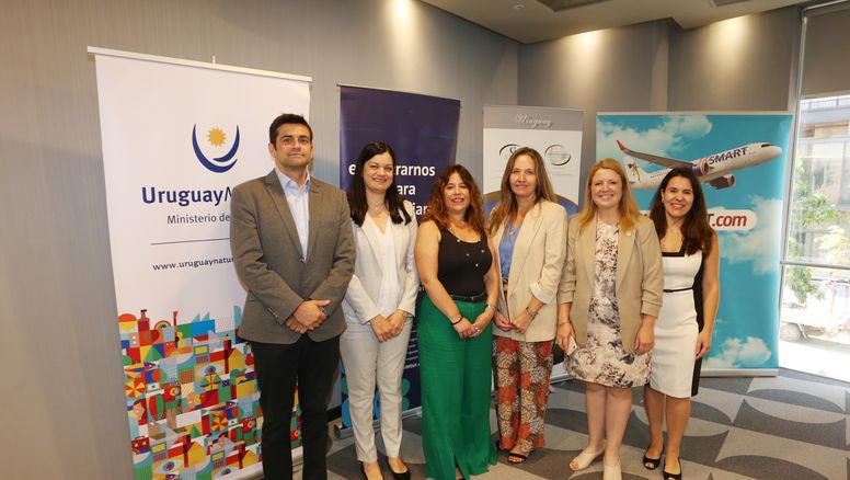 Pablo Garcia (JetSMART),&nbsp;Paola Bianchi&nbsp; (Min. Turismo de Uruguay),&nbsp; Maria Julia Fernández (Cámara Uruguaya de Turismo) , Tatiana Henríquez (JetSMART), Marina Cantera (Cámara Uruguaya de Turismo y Lucia Amestoy (Cynsa Uruguay).&nbsp;