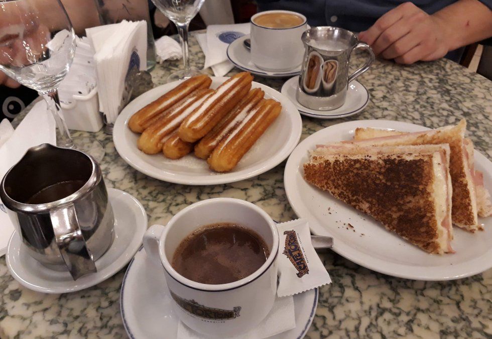 Buenos Aires: en el Café Tortoni Carlos Gardel tenía siempre una mesa reservada para él. Era la que se encontraba en el costado derecho del salón, junto a la ventana entrando por Rivadavia.