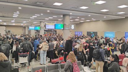 La caótica jornada en el Aeroparque habría comenzado este mediodía a causa de una huelga de empleados tercerizados, pero se profundizó en las últimas horas. Vuelos de Flybondi, JetSmart y Aerolíneas Argentinas afectados. La caótica jornada en el Aeroparque habría comenzado este mediodía a causa de una huelga de empleados tercerizados, pero se profundizó en las últimas horas. Vuelos de Flybondi, JetSmart y Aerolíneas Argentinas afectados.