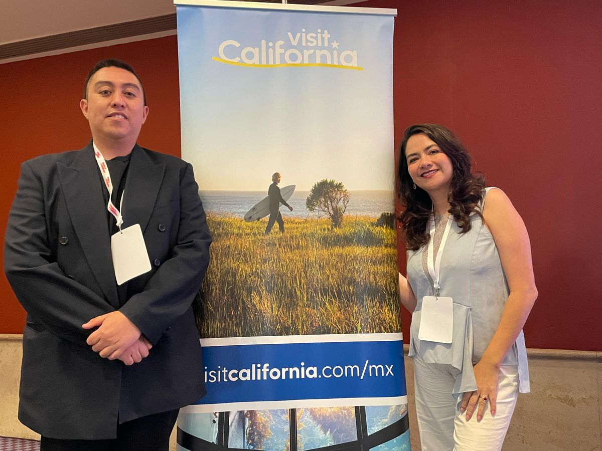 Héctor González y Claudia Góngora, representantes de Visit California en EPTUR 2025.